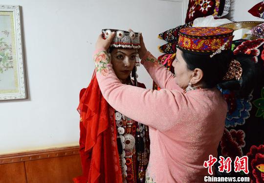 家人正在打扮新娘祖木萊提?！∶阏?攝