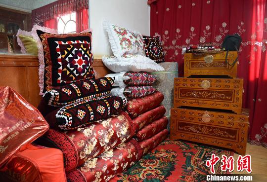 新娘閨房一角放著她將要帶去新家的嫁妝。　勉征 攝