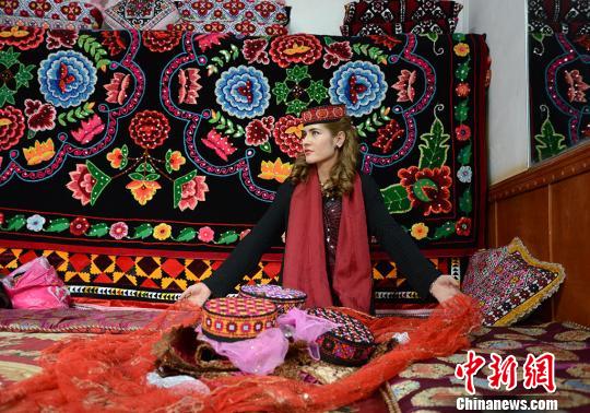 新娘的妹妹姑麗米熱正在替新娘把客人送的禮物打包起來。　勉征 攝