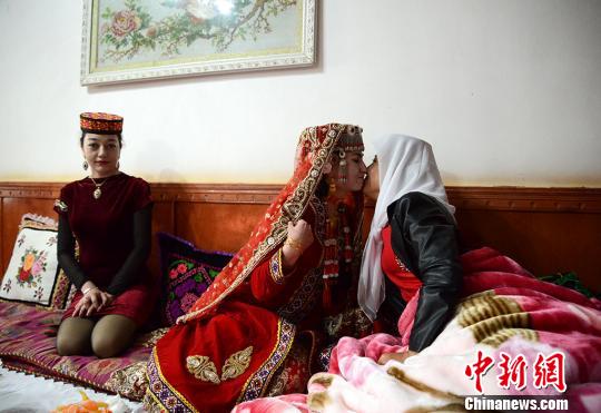 婚禮的第二天，新娘沒有“任務(wù)”，只要好好休息即可，新娘的姐妹們與她問候親吻?！∶阏?攝