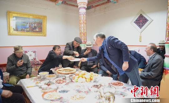 人們?yōu)榭腿朔钌蠠岵??！∶阏?攝