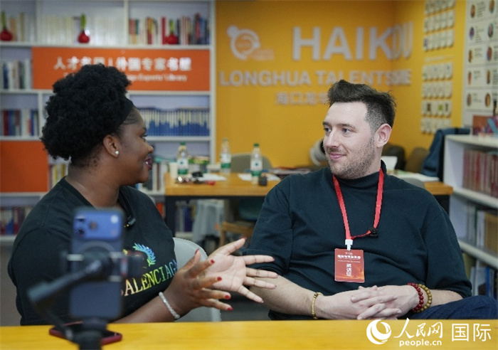 尼日利亞籍創(chuàng)業(yè)者馬爾維斯·烏福馬杜（左一）接受人民網(wǎng)外專柯明可采訪。人民網(wǎng)記者 符武平攝