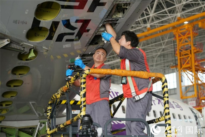 根據(jù)海南自貿(mào)港優(yōu)惠政策，入境維修飛機(jī)可免繳保證金，進(jìn)口維修零件享受保稅優(yōu)惠。人民網(wǎng)記者 符武平攝