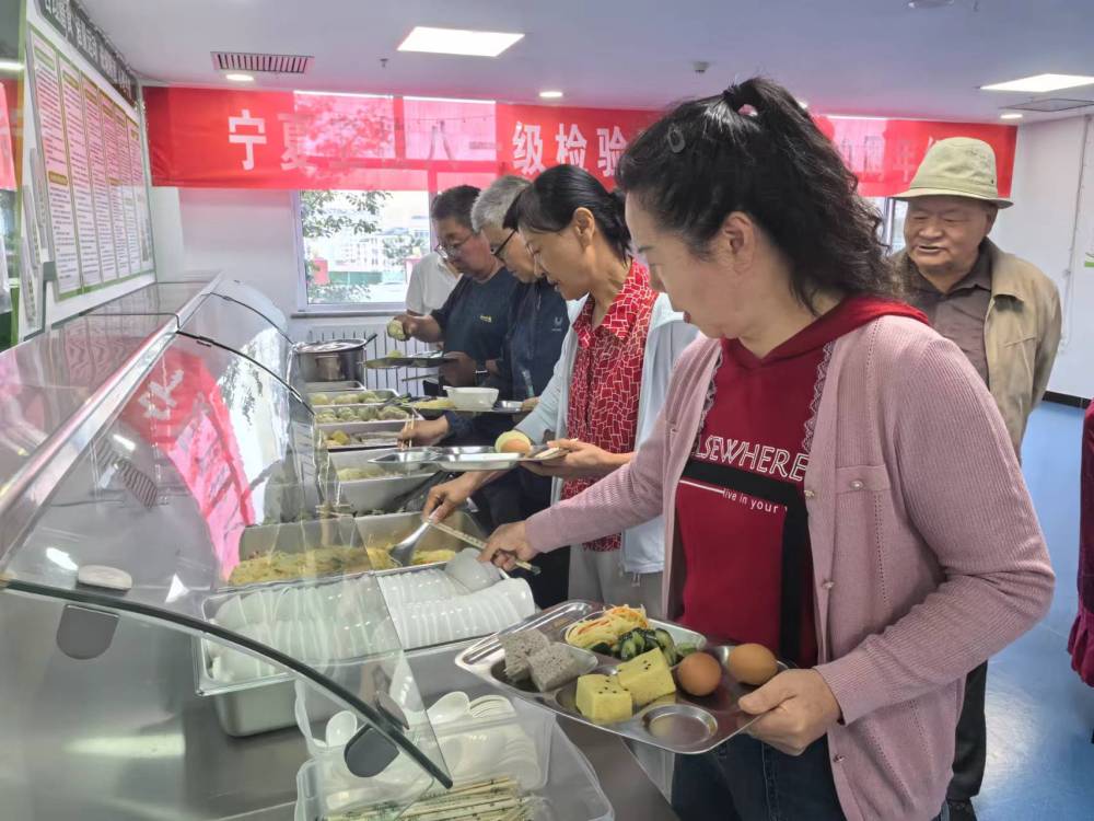 寧夏固原市隆德縣老年養(yǎng)護院里，旅居老人在取早餐。（楊珍珍攝）