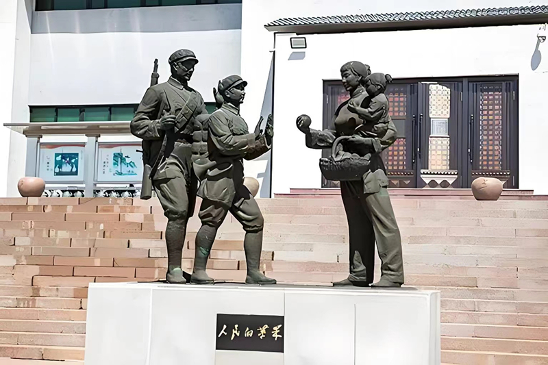 錦州蘋果廉政文化展覽館前的《人民的蘋果》主題雕塑。（由遼沈戰(zhàn)役紀念館供圖）