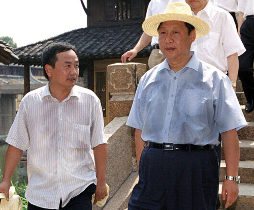 2005年8月3日，習近平在浙江嘉興桐鄉(xiāng)市烏鎮(zhèn)調研古鎮(zhèn)保護工作。資料圖片