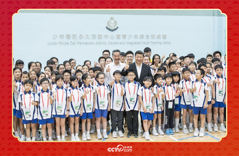 2017年6月30日上午，國家主席習近平來到香港少年警訊永久活動中心暨青少年綜合訓練營考察，看望正在訓練的香港青少年。這是習近平同少年警訊成員合影。