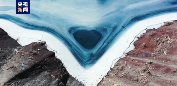 罕見！新疆肯斯瓦特湖驚現(xiàn)自然“海藍之心”