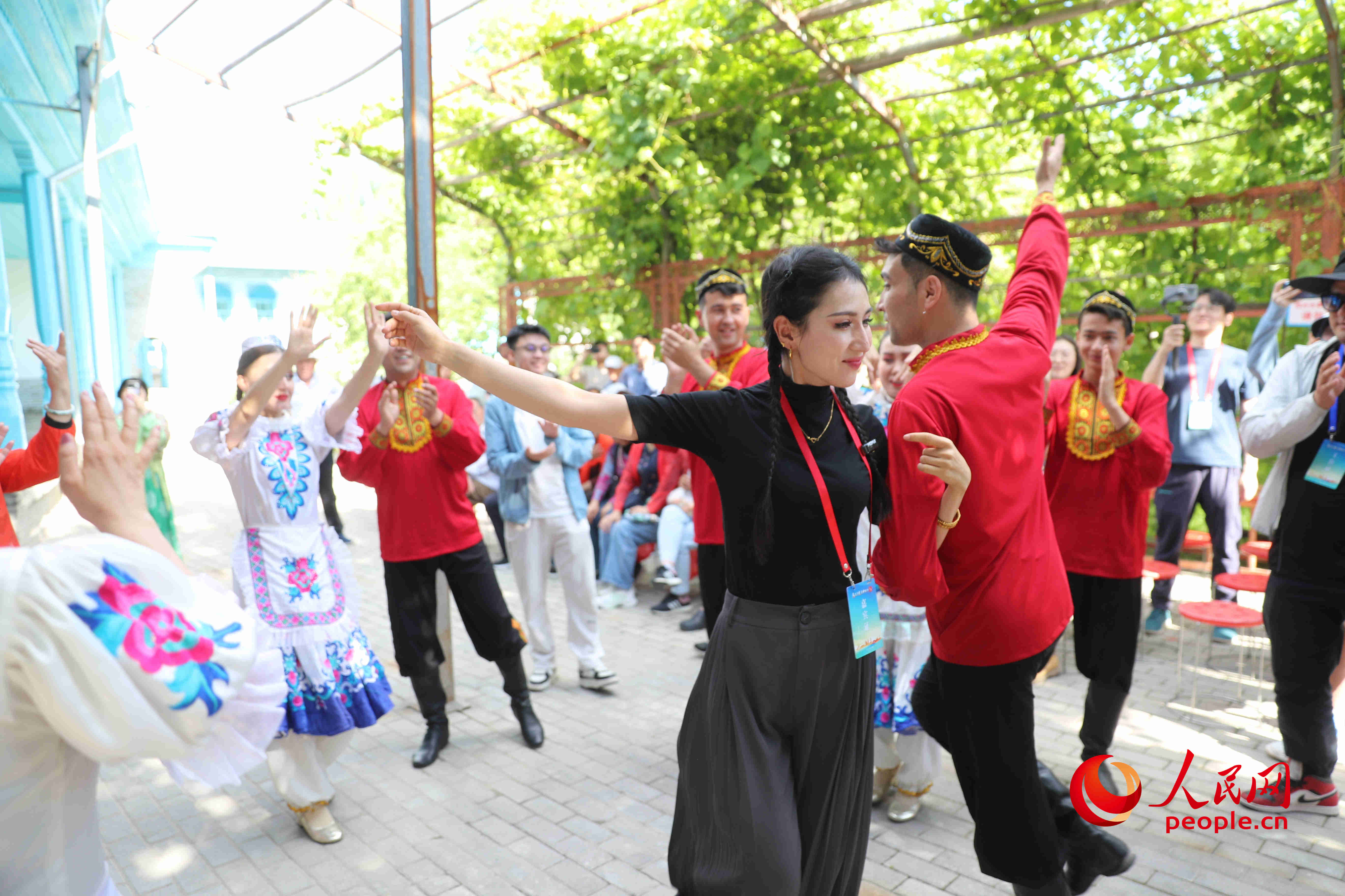 參加活動的正能量網(wǎng)絡(luò)名人代表和舞蹈演員跳起了歡快的舞蹈。人民網(wǎng) 李龍攝