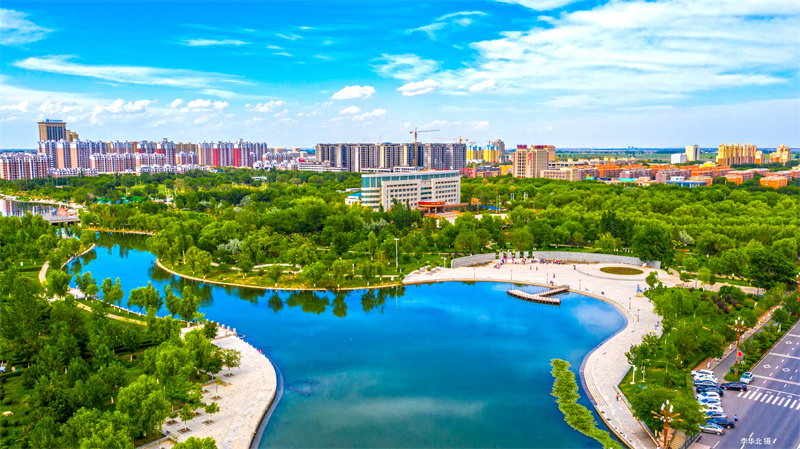 新疆生產(chǎn)建設(shè)兵團(tuán)第六師五家渠市濱河公園一角。李華北攝