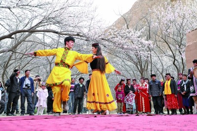 【文化中國(guó)行】在新疆尋找春天 【文化中國(guó)行】在新疆尋找春天