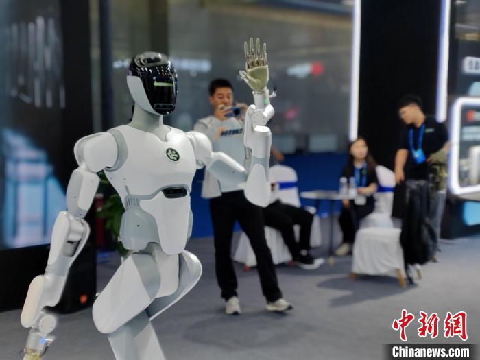 6月26日，為期5天的2025（中國(guó)）亞歐商品貿(mào)易博覽會(huì)在新疆烏魯木齊市開幕。本屆博覽會(huì)吸引了50個(gè)國(guó)家和地區(qū)的2800余家企業(yè)參展參會(huì)，規(guī)?？涨啊，F(xiàn)場(chǎng)，人工智能展區(qū)人氣爆棚，仿生機(jī)器人、智能機(jī)械臂等高科技產(chǎn)品紛紛亮相，展示著前沿科技的魅力。展會(huì)期間還將集中舉辦60余場(chǎng)貿(mào)促活動(dòng)，為企業(yè)搭建交流合作平臺(tái)，推動(dòng)亞歐經(jīng)貿(mào)合作邁向新高度。王小軍 攝