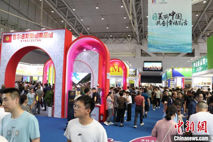 6月28日，正在新疆烏魯木齊市舉行的2025(中國)亞歐商品貿(mào)易博覽會上，中亞國家展區(qū)人流如織?！∑埨^鵬 攝