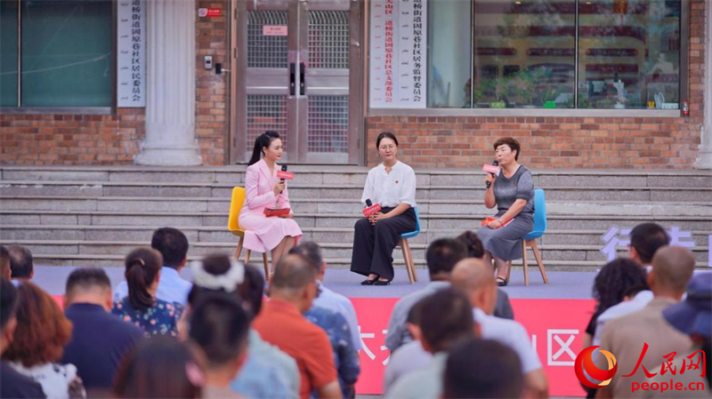 陳文靜（中）、董曉麗（右一）作交流分享。人民網(wǎng) 李欣洋攝