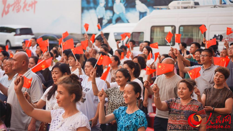 全體合唱《我和我的祖國》。人民網(wǎng) 李欣洋攝