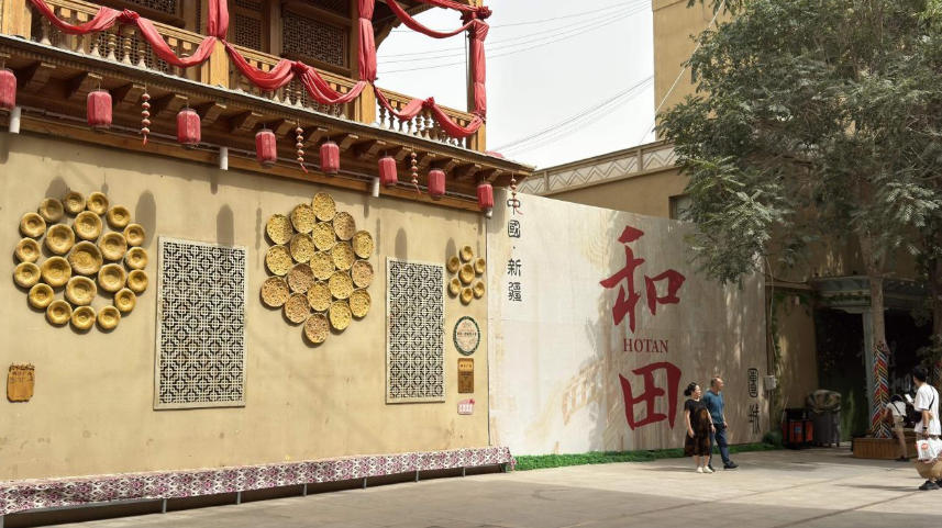 游客在團(tuán)城標(biāo)志性地點(diǎn)打卡拍照。人民網(wǎng)記者 焦磊攝