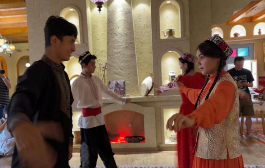 在團(tuán)城一家特色店鋪內(nèi)，演員為游客表演舞蹈。人民網(wǎng)記者 焦磊攝